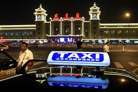 Taxík v ulicích Pekingu.