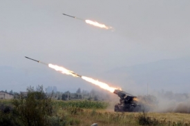 Gruzínské jednotky bombardují pozice osetských separatistů.