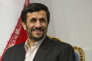 Na Západ dopadá tvrdá pěst finanční krize. Ahmadínežád se směje.