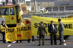 ilustrační foto: Rakouští odpůrci jihočeské elektrárny Temelín blokují 11. dubna hraniční přechod Dolní Dvořiště.