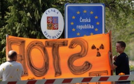 Patnáct odpůrců jihočeské jaderné elektrárny Temelín zablokovalo 27. dubna rakousko-český hraniční přechod Gmünd/ České Velenice