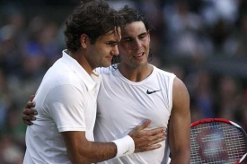 Rafael Nadal (vpravo) a Roger Federer.
