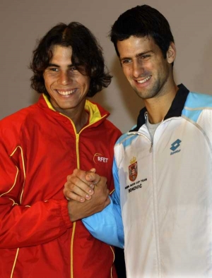 Hvězdy týmů Španělska Rafael Nadal (vlevo) a Srbska Novak Djokovič.