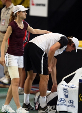 Lucie Šafářová utěšuje svého nemocného partnera Tomáše Berdycha.
