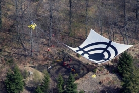 Nad kótou 718 rozvinuli Greenpeace plachtu se symbolem terče.