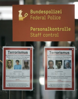 Plakáty hledající teroristy v Německu.