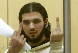 Odsouzený libanonský muslim gestikuluje při příchodu k soudu.