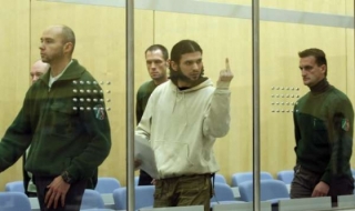 Odsouzený libanonský muslim gestikuluje při příchodu k soudu.