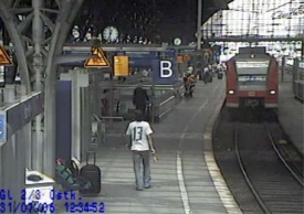 Jeden z podezřelých zachycený kamerou na nádraží v Kolíně n/R.