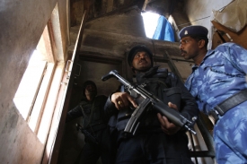 Indické bezpečnostní síly útočí na dům, v němž mají být teroristé.