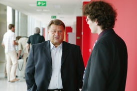 Teryngelův obhájce Josef Doucha (vlevo) s žalobcem Radimem Daňhelem.