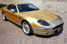 Aston Martin DB7 od Alchemistu pokrývá zlato a platina.