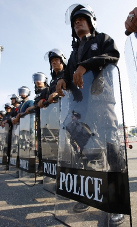 Thajští policisté dohlížejí na situaci nedaleko mezinárodního letiště.