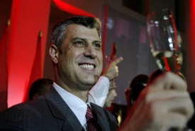 Hashim Thaçi se raduje z vítězství v kosovských volbách.