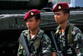 Vojáci v ulicích Bangkoku roku 2006.