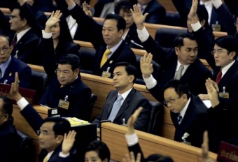 Apchisit (uprostřed) při hlasování o thajském premiérovi.