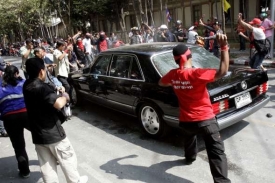 Červení útočí na auta odjíždějící z parlamentu.