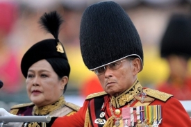 Thajský král s manželkou na slavností přehlídce.