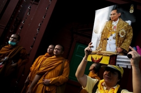 Thajský panovník se ve své zemi těší všeobecné úctě.