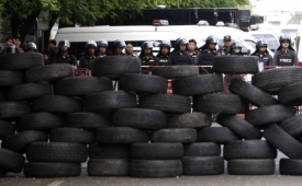 Policie postavila u parlamentu barikády, část z pneumatik.