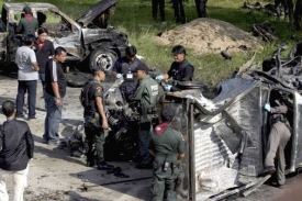 Zničené automobily po explozi na jihu Thajska.