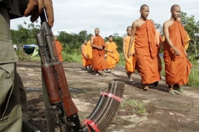 Buddhističtí mniši a kambodžský voják u chrámu, o který se vede spor.