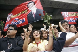 Thaksinovi příznivci jásají při jeho návratu do Thajska, únor 2007.