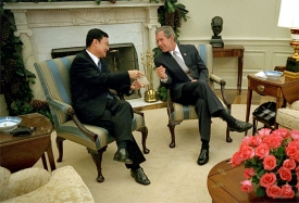 Prezident USA Bush s odsouzeným thajským expremiérem.