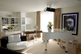 The Lennon Suite s bílým klavírem.