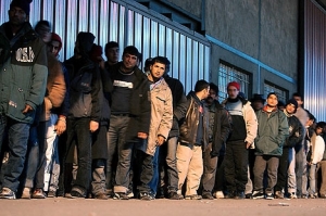 Uprchlíci si budou zřejmě muset na vstup do Británie počkat.