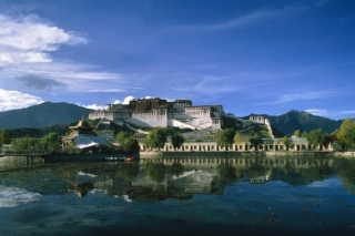 Tibetská Lhasa a palác Potála.