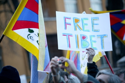 Svobodu Tibetu, žádalo několik set demonstrantů před čínskou ambasádou v Praze.