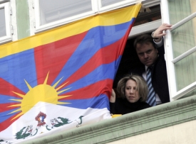 Martin Bursík a Kateřina Jacques vykukují zpoza tibetské vlajky.