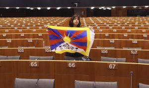Členka Europarlamentu s tibetskou vlajkou