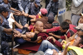 Potlačení protibetské demonstrace v Nepálu.