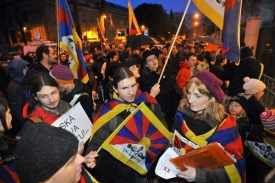 Demonstrace, která se konala před čínským velvyslanectvím v Praze.