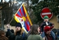 Tibetských vlajek bylo na středeční demonstraci k vidění mnoho. 