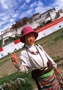 Tibetská dospívající dívka pózuje ochotně zahraničním fotografům.