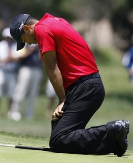 Tiger Woods se drží za bolavé levé koleno.