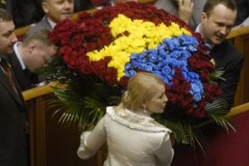 Julije Tymošenková s kyticí symbolizující mapu Ukrajiny