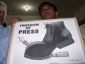 Svoboda tisku je další Mušarafovou obětí