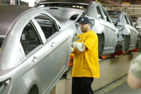 Zaměstnancům koncernů General Motors a Chrysler se krize amerického automobilového průmyslu může vyplatit. Za předčasný odchod z firmy dostanou desítky tisíc dolarů a poukázku na nákup nového auta.