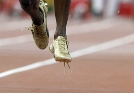 Ani rozvázaná tkanička nepřekazila Boltovi rekord.