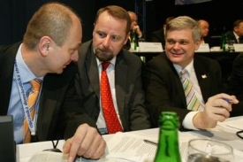 Poslanec Vlastimil Tlustý se svými stranickými kolegy, ministry Martinem Římanem a Petrem Gandalovičem na loňském kongresu ODS.
