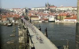 Přes Karlův most se tradičně běhá pražský maraton.