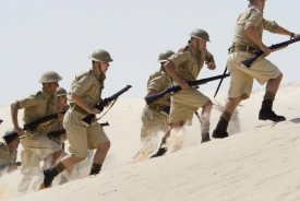 Natáčení v poušti se blížilo skutečným bojovým podmínkám.