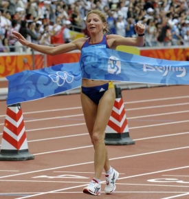 Constantina Tomescuová dobíhá do cíle ženského maratonu.