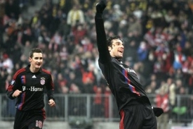 Italský kanonýr Bayernu Luca Toni slaví jeden ze čtyř svých gólů.