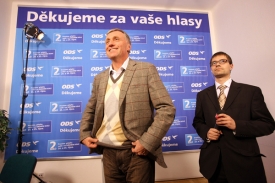 Mirek Topolánek volby prohrál, přesto se usmívá.