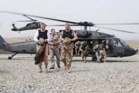 Premiér při setkání s českými vojáky v Afghánistánu.